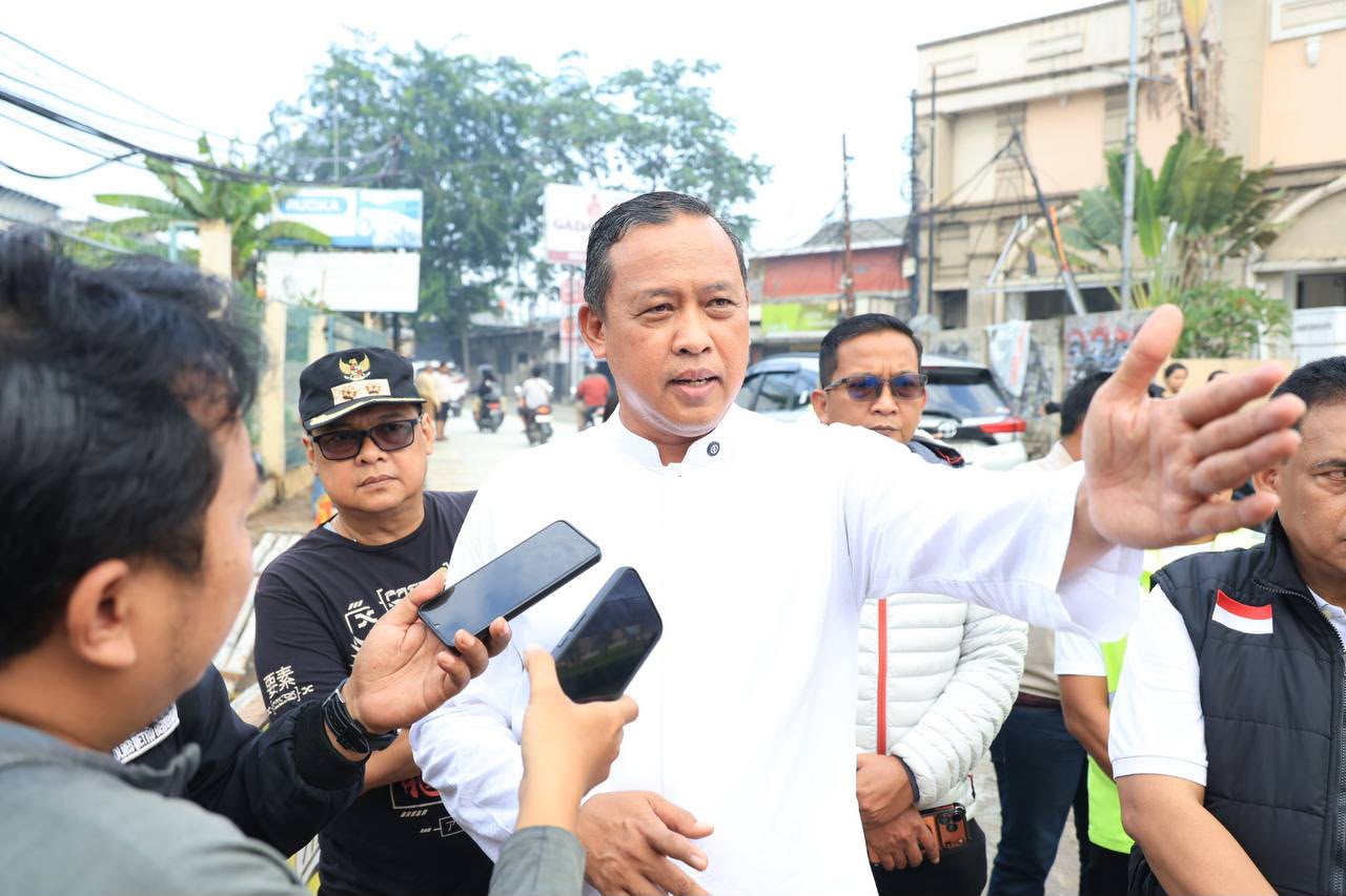 Erupsi Anak Krakatau Berdampak ke Bekasi, Tri Minta Perhatian Lebih untuk Anak dan Lansia Abu Vulkanik Anak Gunung Krakatau Sampai Ke Bekasi, Tri Adhianto Minta Warga Tetap Tenang dan Waspada