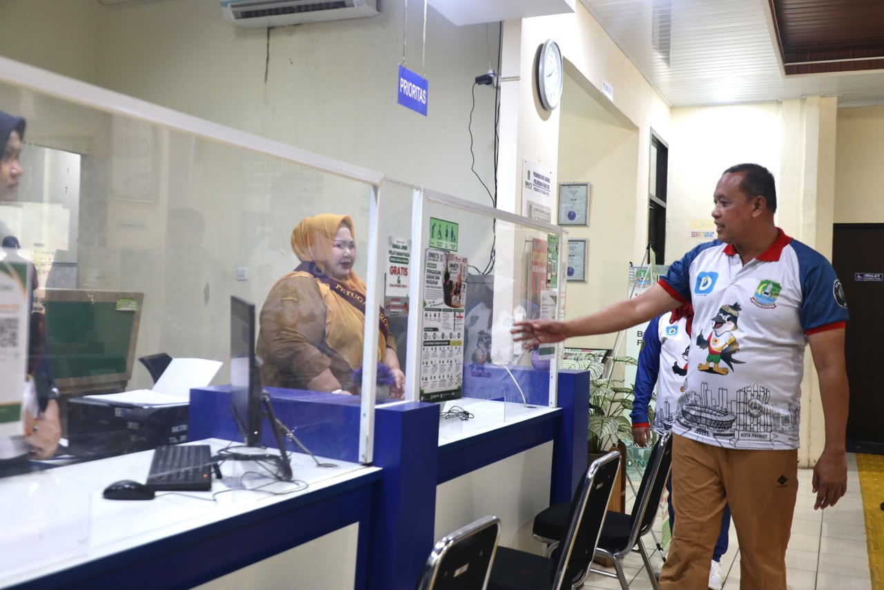 Aduan dimedia Sosial, Tri Adhianto Pastikan Pelayanan Disdukcapil Berjalan Optimal.