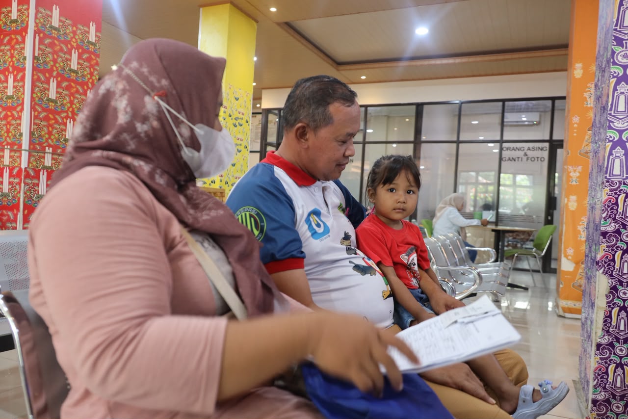 Wali Kota Bekasi: Ada Pungutan Tak Resmi, Laporkan! Kami Proses dan Ganti Dua Kali Lipat Wali Kota Bekasi Buka Ruang Aduan Pungli, Laporan Terbukti Diganti Dua Kali Lipat